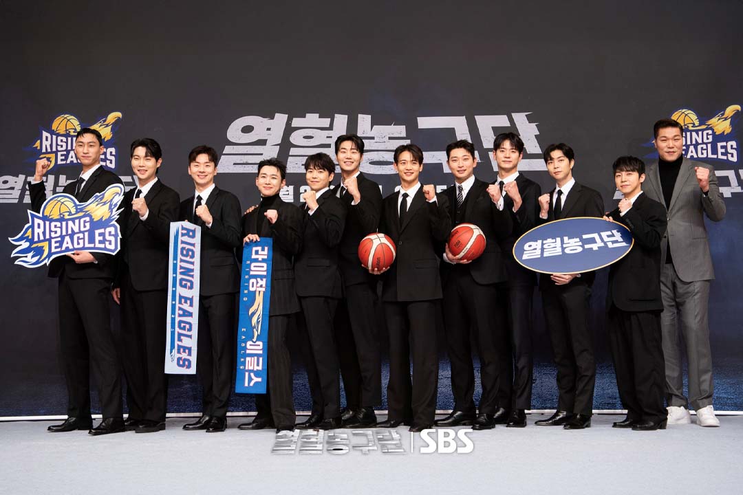 아시아를 제패할 라이징이글스가 온다!🏀
'열혈농구단' 제작발표회 단체 샷📸

SBS 새 토요예능 <열혈농구단>
☞ 11월 29일 [토] 오후 5시 첫 방송

#SBS새토요예능 #열혈농구단 #ShootofAsia
#열혈농구단제작발표회 #열혈농구단스틸 #스틸
#서장훈 #민호 #박은석 #손태진 #박찬웅 #오승훈 
#정진운