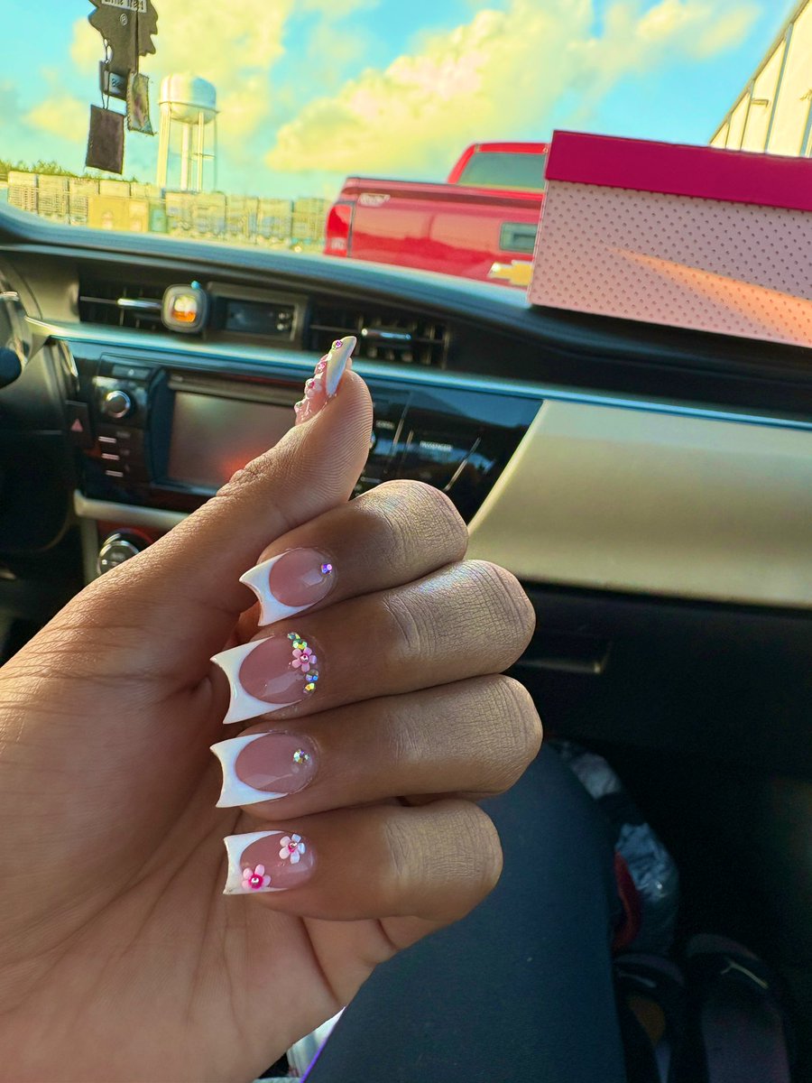0reanna's tweet photo. New nail set done by me💕💅🏽✨
#nailtech #nailset #nails #frenchnails #Louisiana #nailsoftheday #shortnails #prettynails https://t.co/rGVof7ZQuL