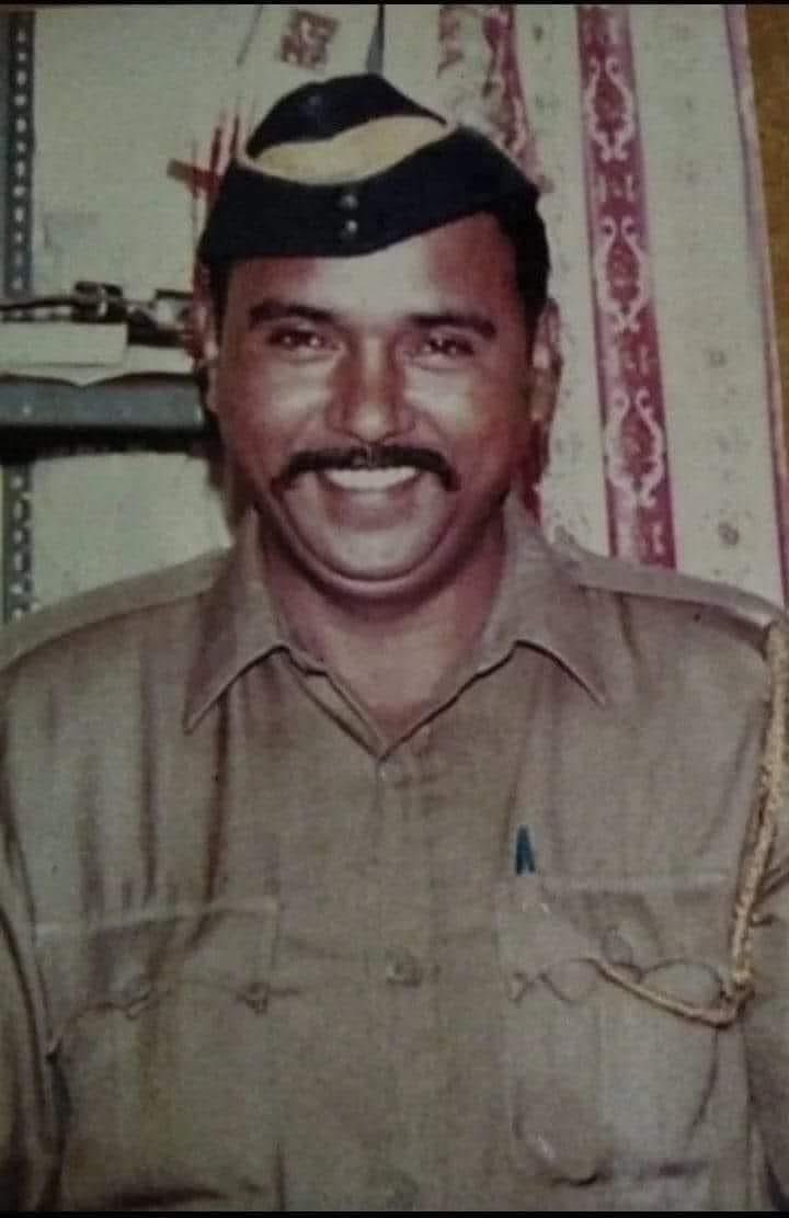 સર્વે હિદૂ સમાજ તુકારામજીનો આજીવન આભારી રહેશે 🙏

તખ્તો તો એવી રીતે ઘડાયો હતો કે ૨૬/૧૧ નો હમલો એક હિદૂ આતંકી હમલો હતો. પરંતુ ભલું થાજો તુકારામજીનું, જેમને આંતંકીઓ દ્વારા ૪૦ ગોળી પોઈટ બ્લેક શુટ કરવામાં આવી તો પણ તેણે કસાબને જીવતો પકડી રાખ્યો છોડ્યો નહી.

તમે કહેશો કે કસાબ જીવતો ન