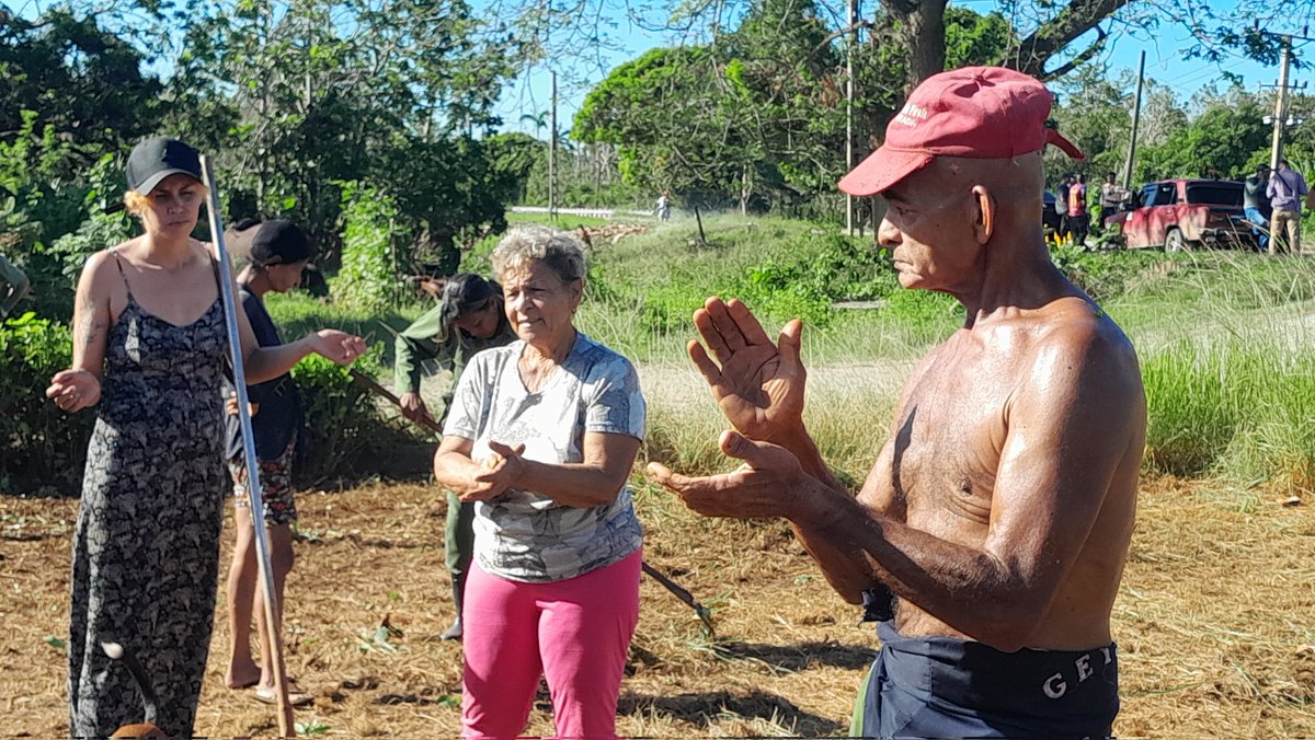 🇨🇺Voz y guitarra cantaron hoy a #Fidel en Levisita #Mayarí. Con la fuerza que dejó su ejemplo nos fuimos a tareas de recuperación y primó el optimismo bajo el sol de #Cuba libre. #HolguínSí <a href="/QueipoRuiz/">Joel Queipo Ruíz</a> <a href="/emimundo/">Emimundo</a> <a href="/milagrosyanet83/">@milagrosyanet83</a> <a href="/BrunoRguezP/">Bruno Rodríguez P</a>