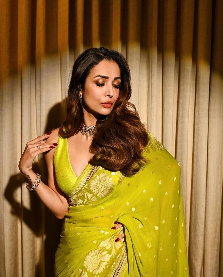 Bhaiya_Bhosale's tweet image. Malaika Arora in a green saree is pure luxury in motion 💚
Grace, glamour, and that evergreen aura.
#MalaikaArora #SareeGlam #StyleIcon #MalaikaAroraKhan