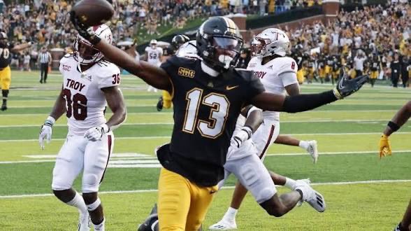 imKaMoo's tweet photo. Blessed to receive an offer from @AppState_FB 🟡⚫️!! https://t.co/LpHwbXf4uC