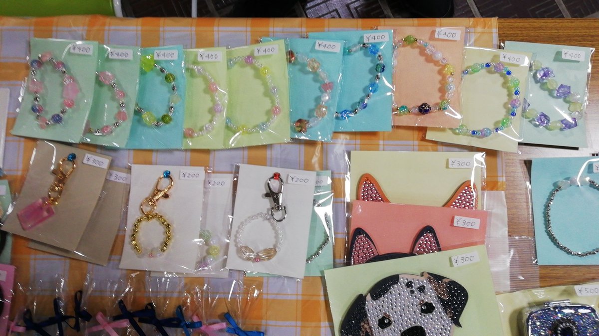 三条市役所で #虹のマルシェ 開催中です🌈ウーリー三条のビーズブレスレット🌟ピュアハウスのサボテン🌵いからし工房の新鮮大根と葱🥬さくら・すてっぷの方言トイレットペーパー🚻きずな工房の犬型クッキー🐶ともしび工房のシュガーラスク🍞杉の子工房のミニどら焼き🍠ぜひお越しください🌈😘 #三条市