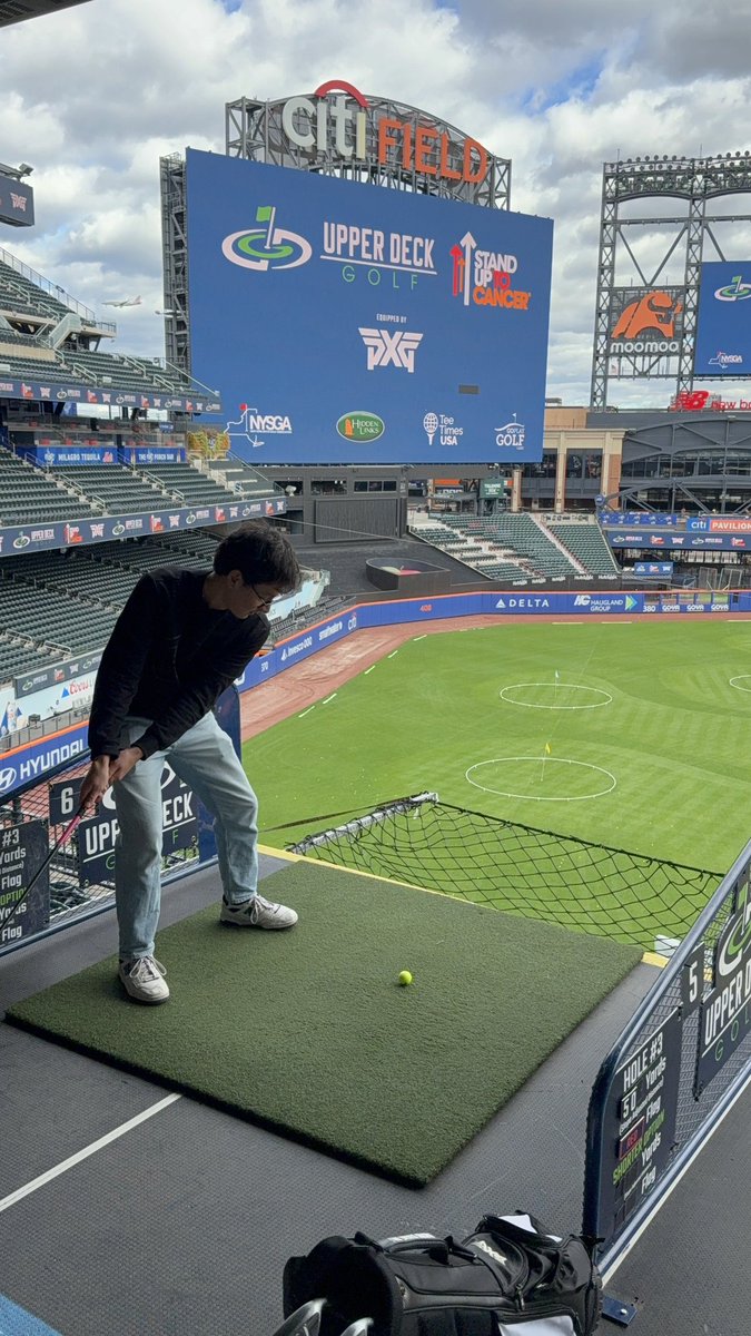 BaruchAthletics's tweet image. Great job by men's tennis volunteering their time with Upper Deck Golf at Citifield! The team also had a chance to hit some balls at the outfield of the New York Mets!! #BaruchTennis #upperdeckgolf #nymets @BaruchBearcatAD @CUNYAC