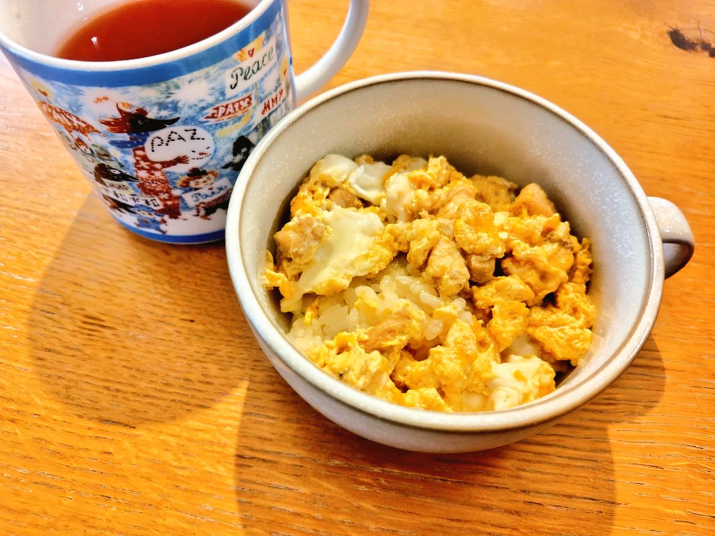mimoiroblog's tweet image. ランチΨ( &apos;ч&apos; ☆)
親子丼🍚
アールグレイ☕️
 #おうちごはん
 #おひるごはん