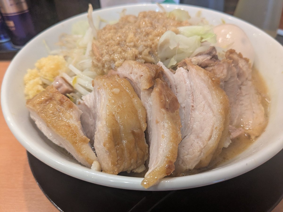 大宮にある豚のトリコへ突撃。
最近二郎系にちょこちょこ行くようになった。
ここはチャーシューが売りのようだったので豚マシに。

売りなだけあってめちゃ美味しかった😀

#豚のトリコ
#二郎系
#ラーメン
#大宮