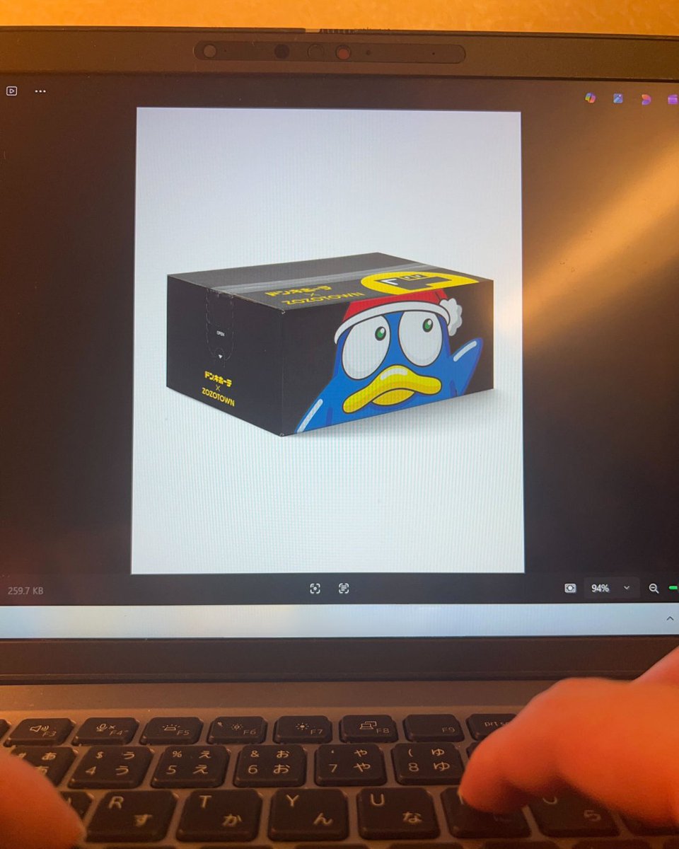 zozojp's tweet image. 結局あれから、ドンペンに相談されていた件について...
服じゃないけど、ZOZO箱で特別に作っちゃいました。

仕方ないペンギンだな…