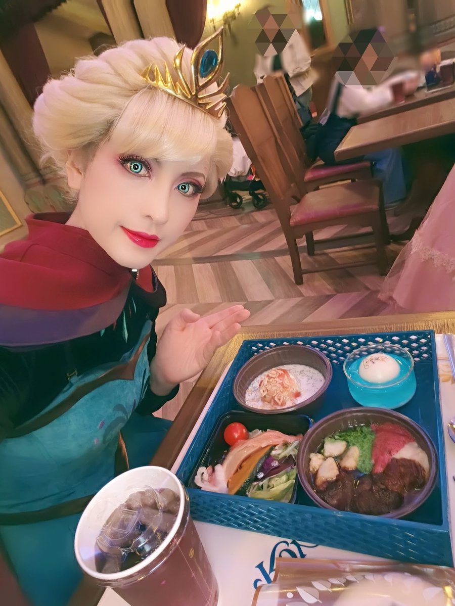 エルサのランチタイム🍽️
お昼の時間は、アレンデールのレストランでいかがかしら？
#Dハロ仮装2025