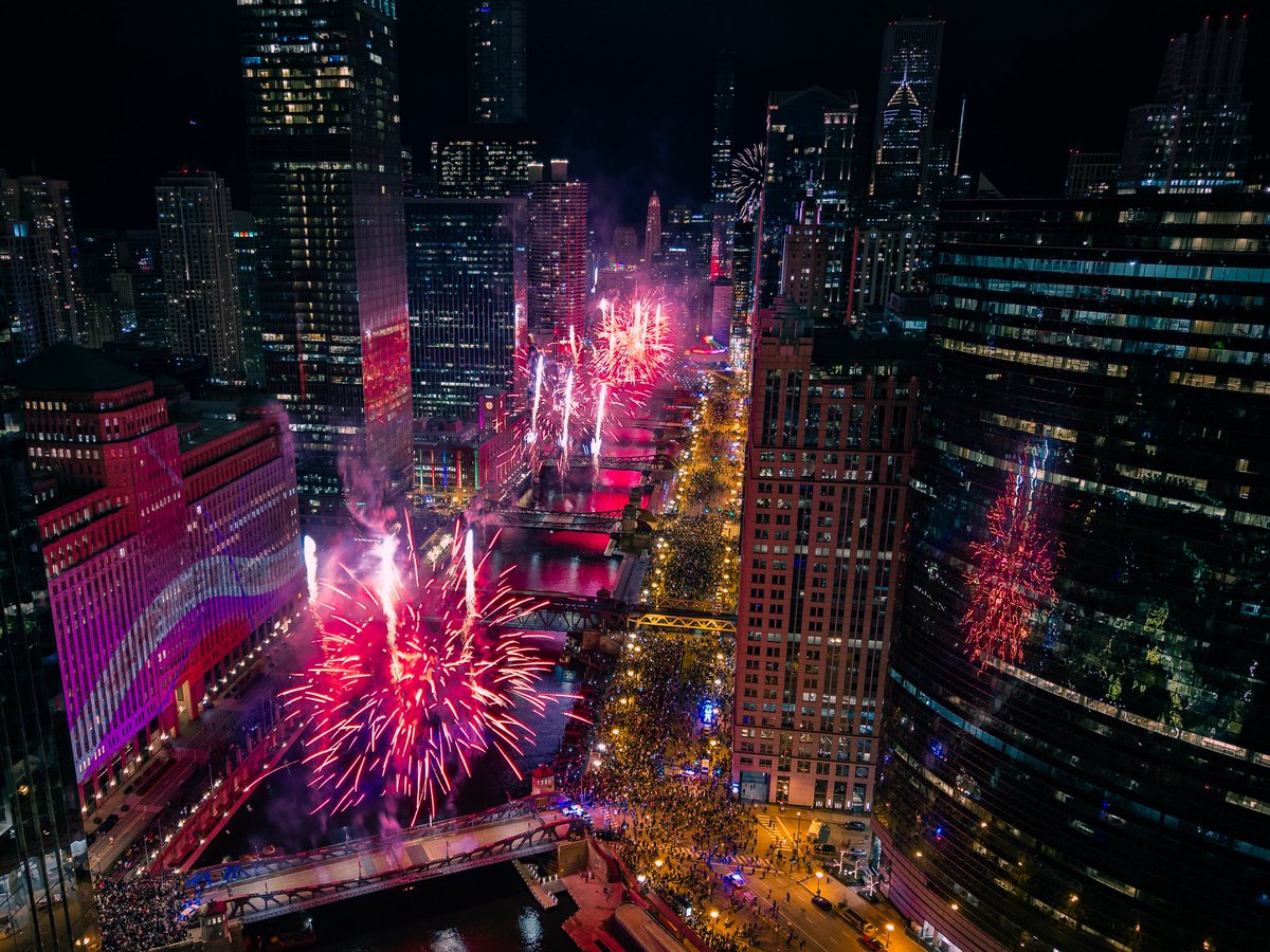 Countdown of my favorite photos of the year.  I will be recycling this pic forever bcuz I’m never going downtown for NYE again.  Getting home to Edgewater took almost 3 hours. #Chicago