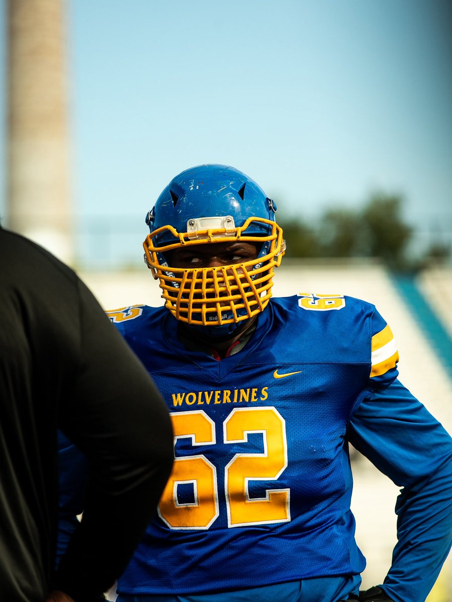 Full season tape🅿️ hudl.com/v/2TGK8J
<a href="/EDGYTIM/">Timothy “EDGYTIM” OHalloran</a> <a href="/AllenTrieu/">Allen Trieu</a> <a href="/PrepRedzoneIL/">Prep Redzone Illinois</a> <a href="/OJW_Scouting/">Oliver James West</a> <a href="/SinqueTurner/">Coach Turner</a> <a href="/Levi_bradley312/">Levi bradley</a> <a href="/CoachBigPete/">Peter "Coach Big Pete" Leinweber</a>