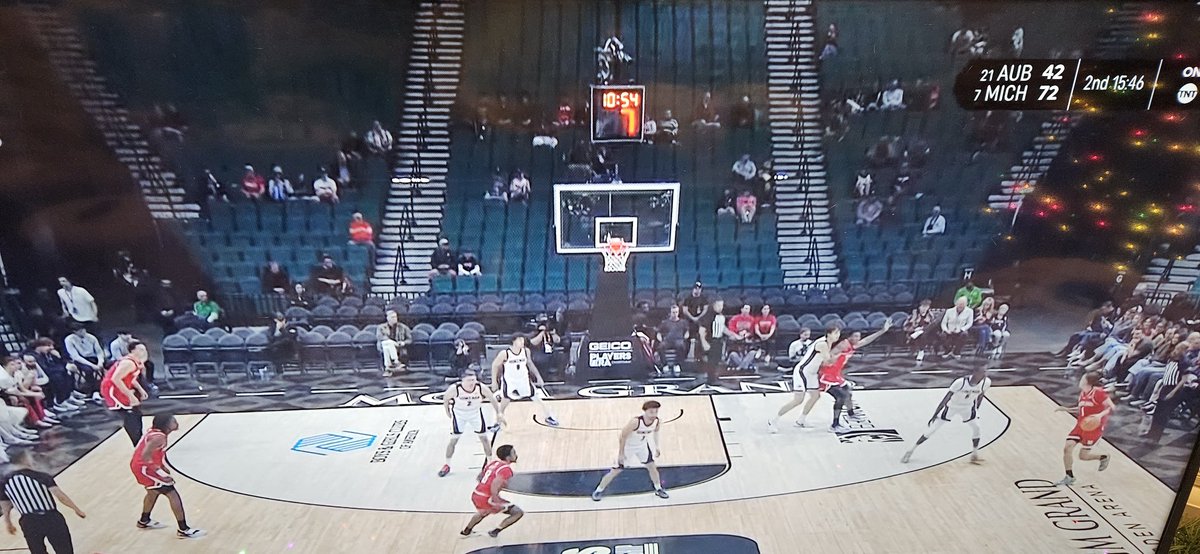 FreeThrowTweets's tweet photo. What even is this. Nobody is there. 

#Vegas https://t.co/s0YPj1kuK1