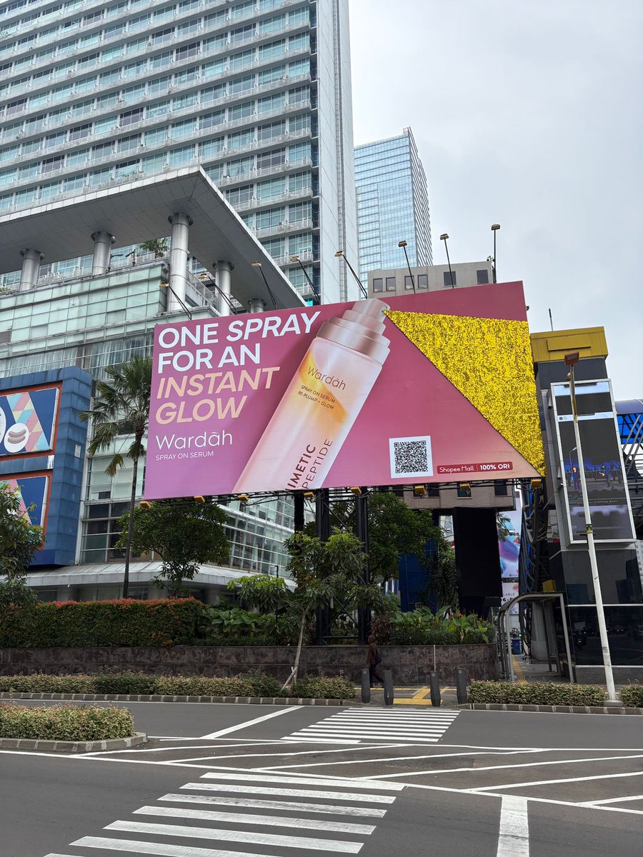 pipis's tweet image. Kemarin lewat Citywalk, mata langsung ke arah billboard yg berkilau ini✨✨✨✨

Copy-nya &quot;One Spray for Instant Glow&quot; literally glowing dalam tiap spray. Ini keren sih. Di advertising ada istilah &quot;Show, Don&apos;t Tell.&quot; Dan OOH ini, took it to the next level!