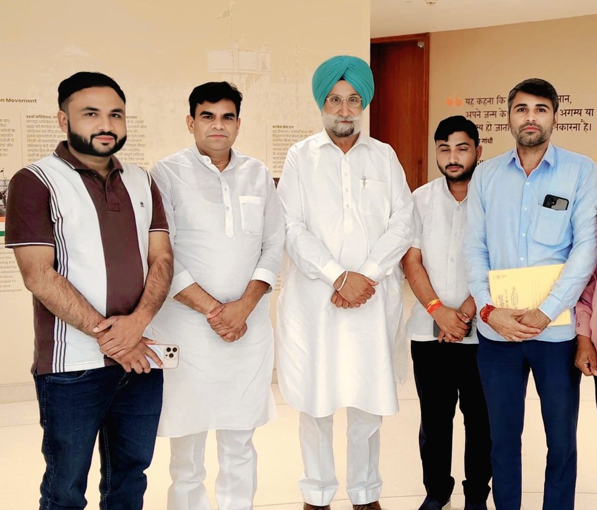 गत दिनों इंदिरा भवन दिल्ली मे AICC महासचिव व राजस्थान प्रभारी लोकसभा सांसद श्री सुखजिंदर सिंह रंधावा जी, से सुखद मुलाकात व राजनीतिक चर्चा की साथ पूर्व विधायक व जिला कांग्रेस कमेटी जयपुर देहात पूर्व के अध्यक्ष गौपाल जी मीणा भी मौजूद रहे
📍इंदिरा भवन दिल्ली
<a href="/Sukhjinder_INC/">Sukhjinder Singh Randhawa</a>