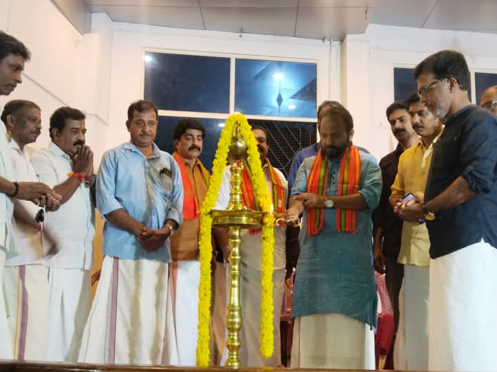 advssuresh's tweet image. NDA നെടുമങ്ങാട് മണ്ഡലം മുനിസിപ്പൽ വികസിത സംഗമം ഉത്ഘാടനം ചെയ്തു.

#മാറാത്തത്ഇനിമാറും 
#നമ്മുടെലക്ഷ്യംവികസിതകേരളം.
#ഇനിവരണംബിജെപി