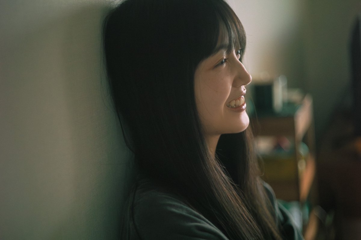 nogizaka46's tweet photo. 【ニュース更新】 久保史緒里　エッセイ「LOST LETTER」よりエッセイ「17通の手紙」各タイトルと本人自宅での写真を解禁！ https://t.co/HxTcPMT2Zz https://t.co/gBnpq9RX4B