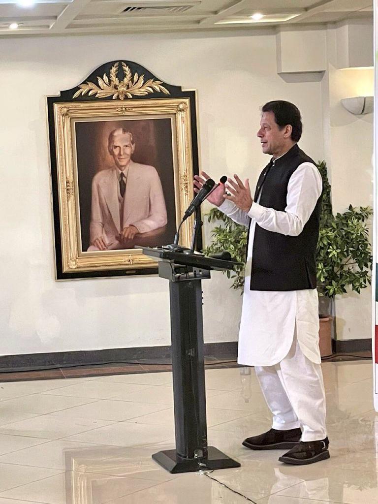 عمران خان صاحب کو چھ ہفتوں سے مکمل آئسولیشن میں رکھنا ملاقاتوں پر پابندی لگانا یہ سب آئینی اخلاقی اور انسانی اقدار کی کھلی پامالی ہے
جو لوگ یہ ظلم کر رہے ہیں اور جو لوگ خاموش دیکھ رہے ہیں دونوں یکساں ذمہ دار ہیں
#گولی_کیوں_چلائی