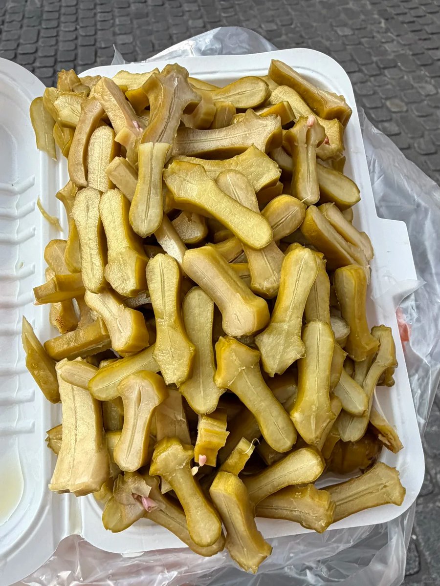 lin910369474's tweet image. String beans are a common yet versatile ingredient in Chinese cuisine! 😊 They can be stir - fried, pickled or added to stews. With a crisp texture and mild flavor, they bring a touch of freshness to any dish. 🌱 #StringBeans #ChineseCuisineIngredient #CrispAndFresh #FoodinChina