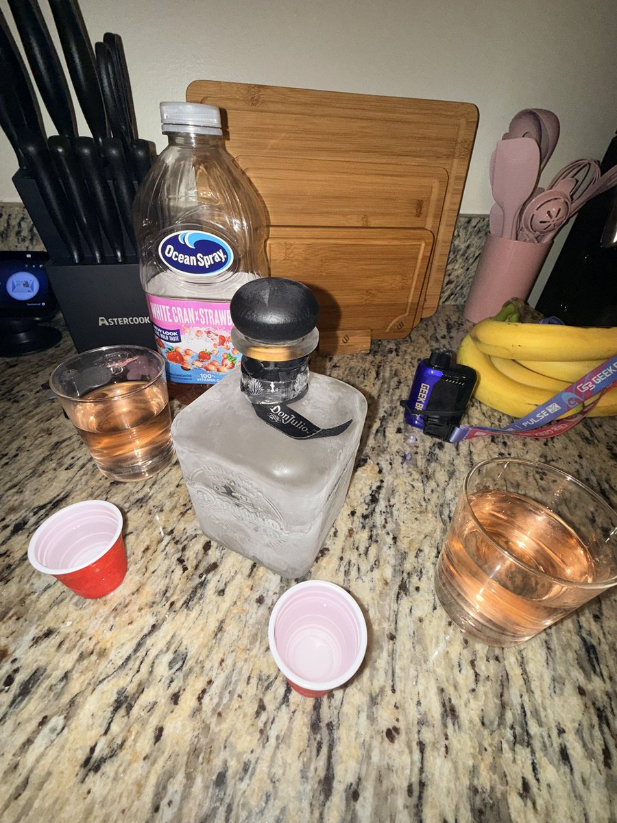 ritzcrackers98's tweet photo. @borillabrip @pebbleess98 #6 CHEERS 🥂 https://t.co/SG4jGxHqQS