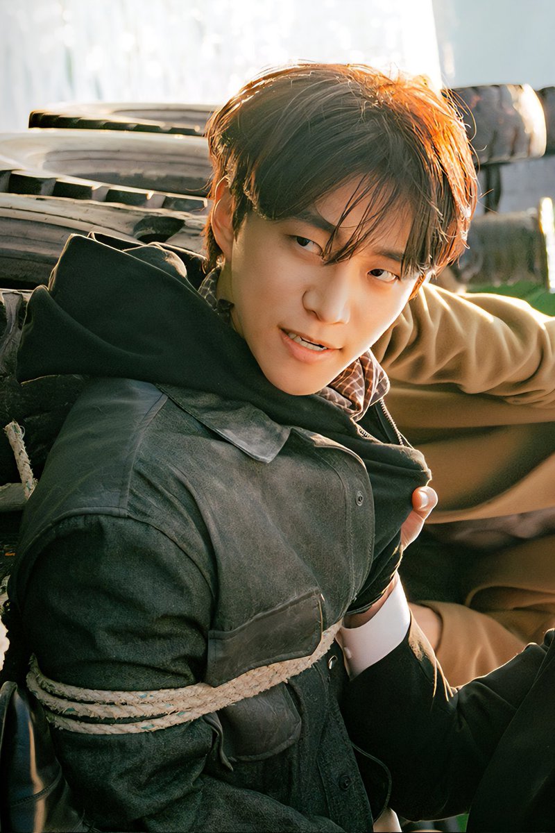 junhocoded's tweet photo. I am watching #TyphoonFamily for the plot

The plot: #LEEJUNHO ‘s immersive and powerful performance🔥

#이준호 #태풍상사 https://t.co/kGnzl7dJvI