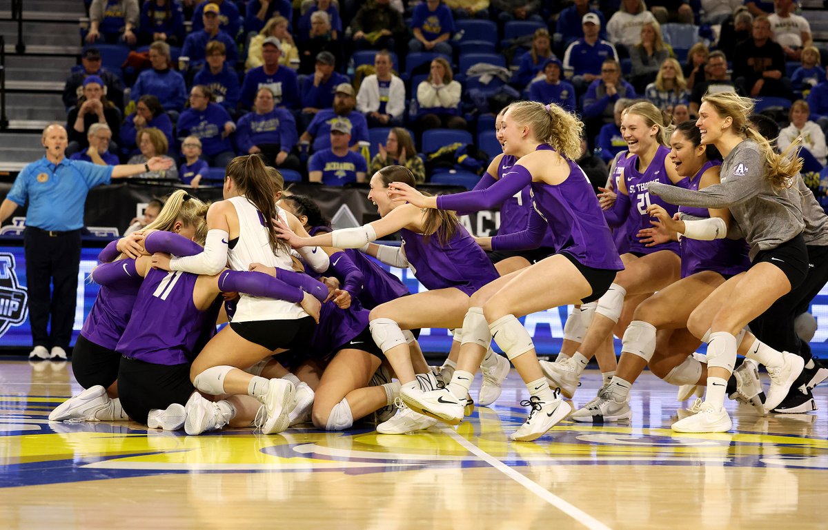 TheSummitLeague's tweet image. 𝙄𝙉𝙏𝙍𝙊𝘿𝙐𝘾𝙄𝙉𝙂 the 2025 #SummitVB champions, @Tommievball 

📰 » tinyurl.com/383xk9m9
📷» @Inertia_Photo

#ReachTheSummit