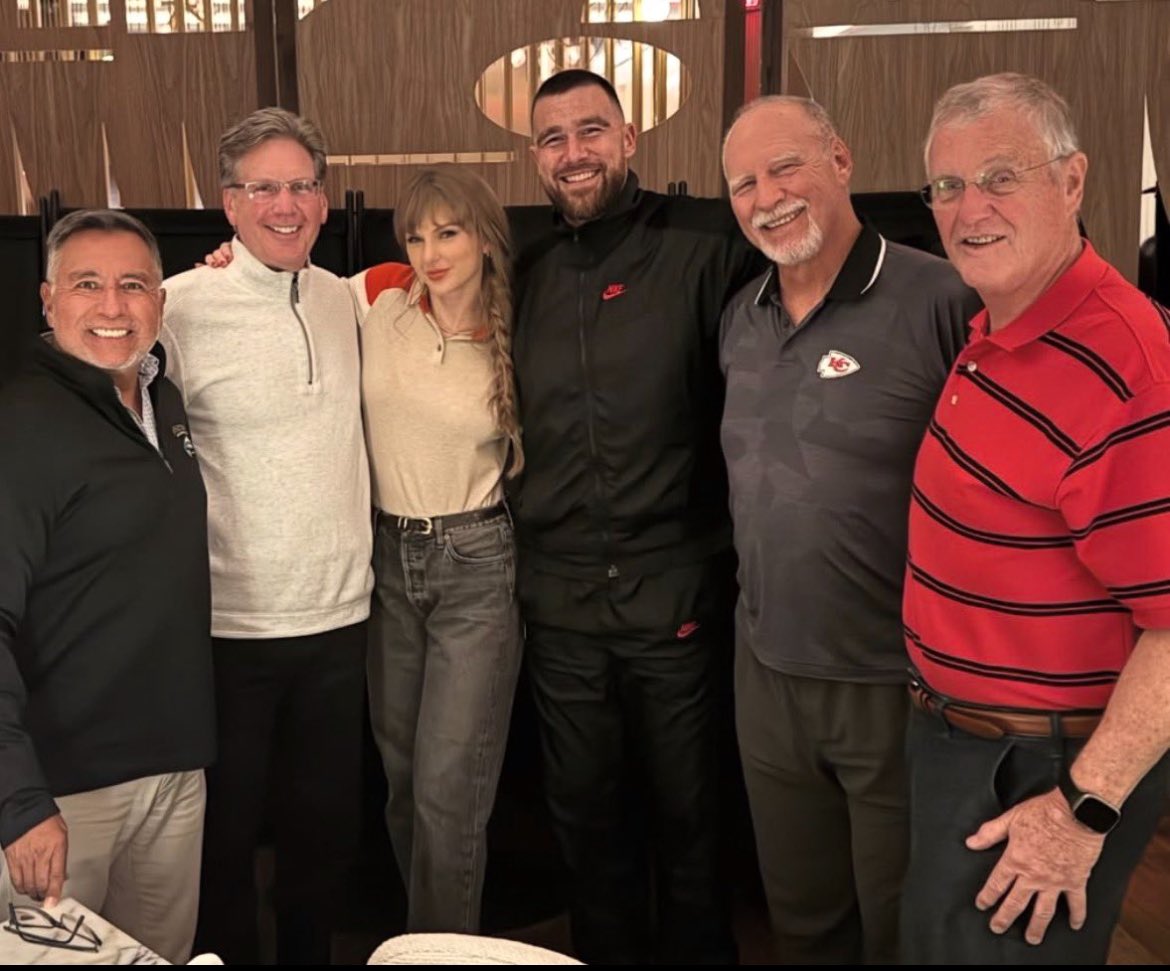 swifferupdates's tweet image. 📸 | Taylor Swift, Travis Kelce and Scott Swift at 1587 prime after the Chiefs game Sunday.