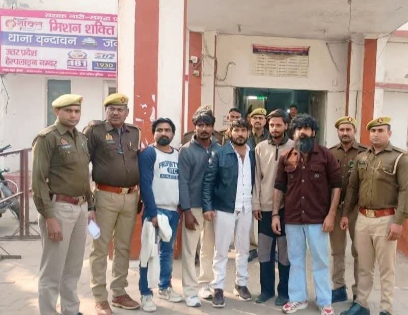 ocjain4's tweet image. वो इन्हें गुंडे बता रहें हैं अगर ये गुंडे हैं तो हां हमें ऐसे गुंडों की जरूरत हर गली मोहल्ले में है..!!

हम डंके की चोट पर हिंदू भाई के साथ थे साथ है और साथ रहेंगे!!

हर हर महादेव!!🚩