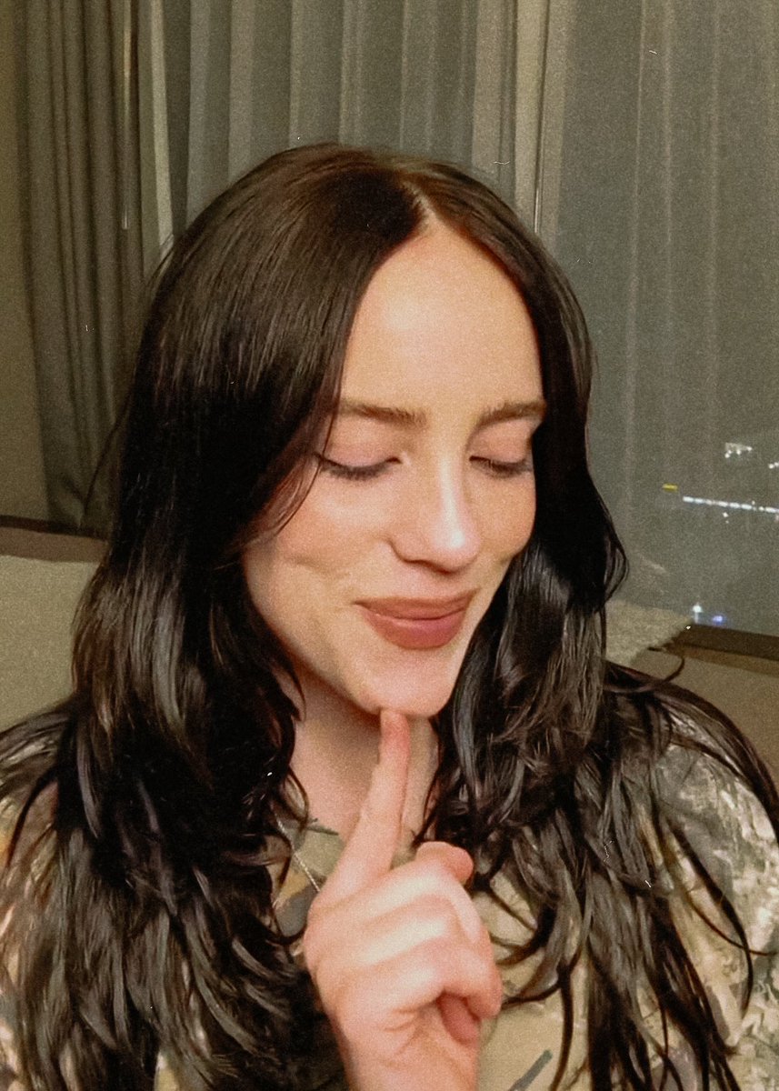 billie ★ tweet media