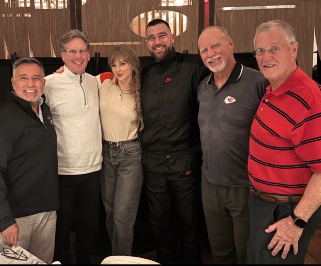 updateswiftbr's tweet image. LINDOS! Taylor Swift, Travis Kelce e Scott Swift em nova foto.
