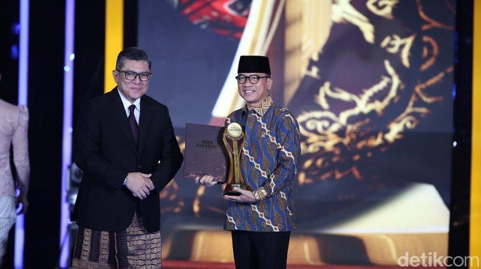 Menteri Desa PDT Yandri Susanto meraih penghargaan tokoh pengembangan potensi desa berbasis inovasi dalam detikcom awards 2025

#YandriSusantoInovator
#PenghargaanDetikcomAwards
#PotensiDesaBerbasisInovasi
#PenghargaanYandriSusanto
<a href="/prabowo/">Prabowo Subianto</a>
<a href="/YandriSusanto/">Yandri Susanto</a>
<a href="/ArizaPatria/">Ariza Patria</a>