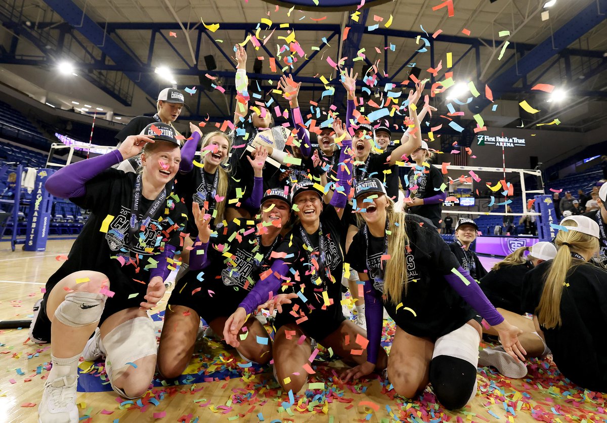 TheSummitLeague's tweet image. 𝙄𝙉𝙏𝙍𝙊𝘿𝙐𝘾𝙄𝙉𝙂 the 2025 #SummitVB champions, @Tommievball 

📰 » tinyurl.com/383xk9m9
📷» @Inertia_Photo

#ReachTheSummit