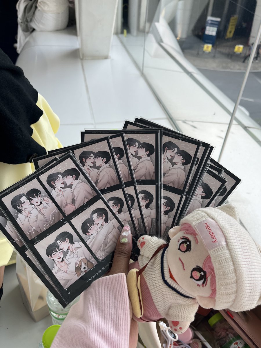 xiaoderybar's tweet photo. to any friends coming to xiaojun’s judydoll event today, i have some xiaodery freebies from @hx___na so just let me know if you want them!!!!! 

im the one with this bag in the right side of the barricade! https://t.co/VDmpxjrzGg
