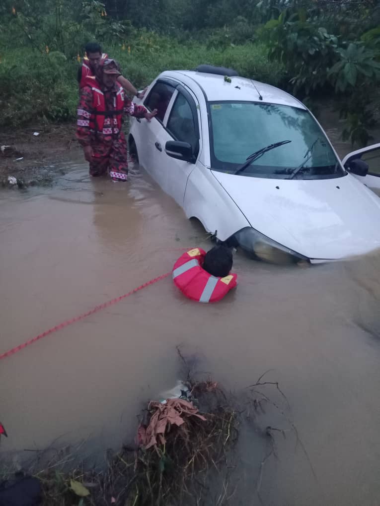 Bernama_Radio's tweet image. Seorang wanita maut selepas kereta dinaiki dihanyutkan arus banjir di Tanah Merah, Kelantan awal pagi tadi - Bomba 

📷 Bomba Kelantan 

#Banjir
#MTL