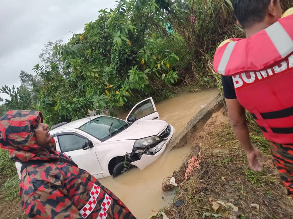 Bernama_Radio's tweet image. Seorang wanita maut selepas kereta dinaiki dihanyutkan arus banjir di Tanah Merah, Kelantan awal pagi tadi - Bomba 

📷 Bomba Kelantan 

#Banjir
#MTL