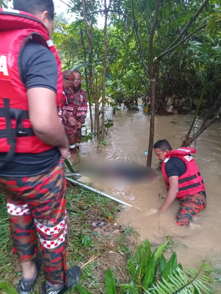 Bernama_Radio's tweet image. Seorang wanita maut selepas kereta dinaiki dihanyutkan arus banjir di Tanah Merah, Kelantan awal pagi tadi - Bomba 

📷 Bomba Kelantan 

#Banjir
#MTL