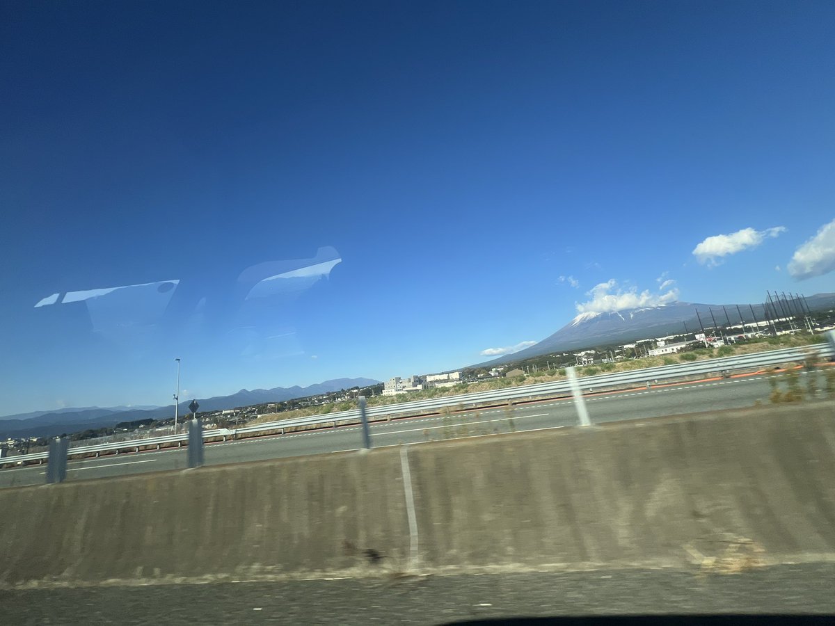 本日はスノークス初の名古屋ライブ🎵
現在向かってます🚗
ご予約頂いている方々も当日飛び込みの方々も、ご来場お待ちしております！

The Snorks Live Japan Tour 2025
“National Treasure”愛知公演
11/26(水)愛知　名古屋栄 Live &amp; Diner Party'z
19:00 open / 19:30 start
¥4,000- (＋１ドリンク別)