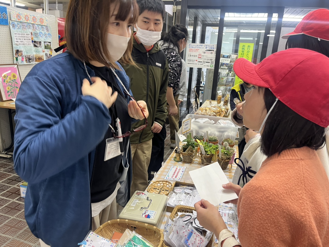 【🌈虹のマルシェ開催中🌈】
本日は、月に１度の虹のマルシェ開催日です🤗
井栗小学校の４年生の皆さんが、障がい福祉についてさらに学びを深めるため、お買い物に来てくださいました😆💫商品を通じて事業所の活動などを知っていただけたら嬉しいです💞
#三条市 #えらびたくなるまち三条 #虹のマルシェ