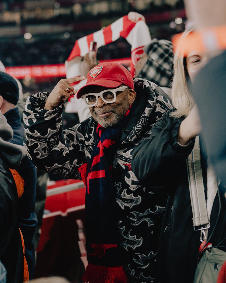 henrixx_k4's tweet image. #SpikeLee x #Arsenal = 🔥🚀 The legendary filmmaker&apos;s love for the Gunners is no secret! Who else would&apos;ve put the iconic &apos;Do the Right Thing&apos; director in a Spurs jersey? 😂 Not me, fam!
 #SpikeLee #Arsenal #Football #Film