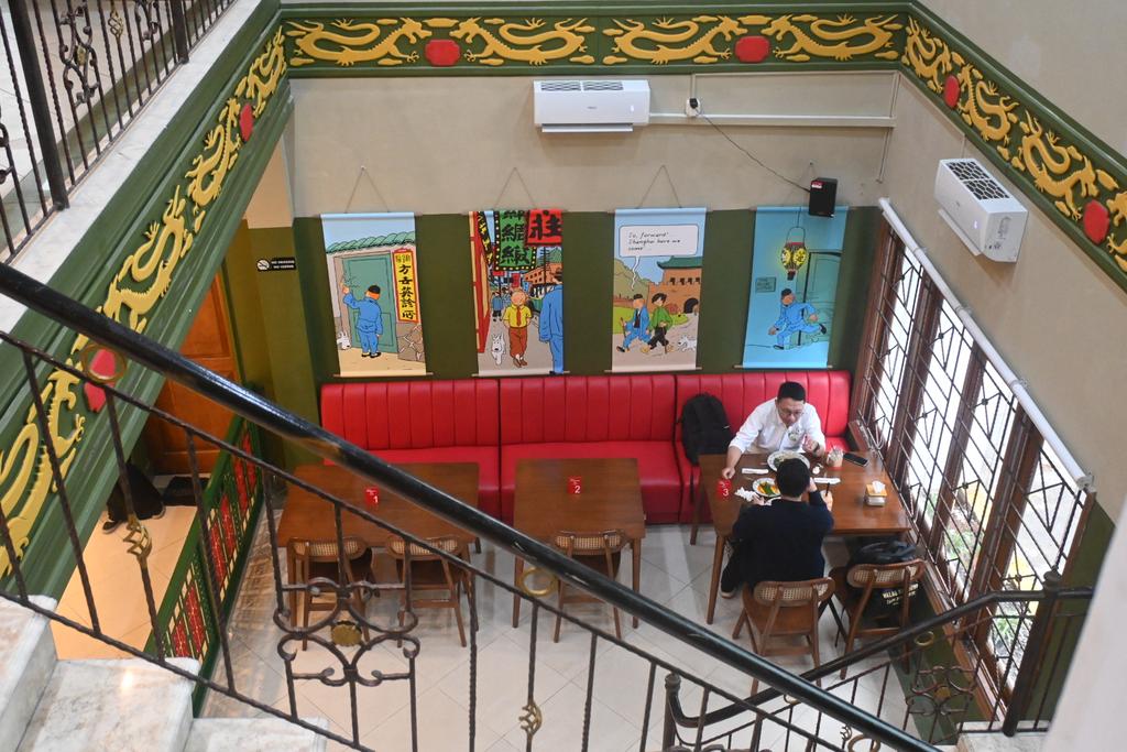 Salah seorang senior alumni kampus depok ku bikin coffee shop tapi temanya TinTin. Koleksi action figur Tintinnya dipajang di cafenya dekorasi juga banyak digital printing TinTin. Chang Kopitiam namanya