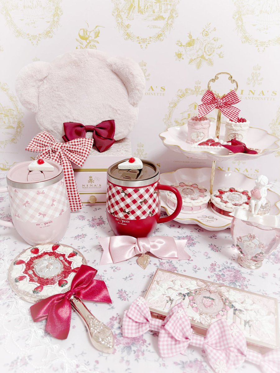 hanaomoi_sharol's tweet photo. ロリィタモデル
青木美沙子ちゃんの
コラボ商品をお迎えしました🎀

くまさんのポーチ
マグ
2段スイーツトレー

しまみさニナスと
いちごのコスメを並べたら
可愛すぎ…🍓( ˘꒳˘ ♡)

可愛いものが大好きなシャロリス
おそろいしようよ🩷

#青木美沙子
#しまみさ
#しまむら
#mpetit
#flowerknows https://t.co/Zysgup2qAX