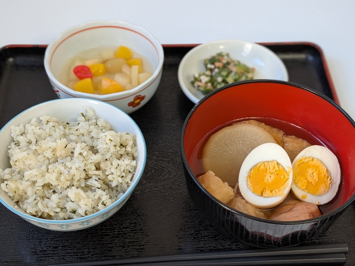 daysashima's tweet photo. 本日のお昼ご飯は…
︎🌟菜めし
︎🌟おでん
︎🌟オクラとベーコンのサラダ
︎🌟フルーツミックス
寒くなりおでんが恋しい季節ですね〜🍢
今日も熱々で美味しそうです🤤

 #川口市  #デイサービス  #通所介護  #昼食  #ランチメニュー https://t.co/PjXMcZFeGj