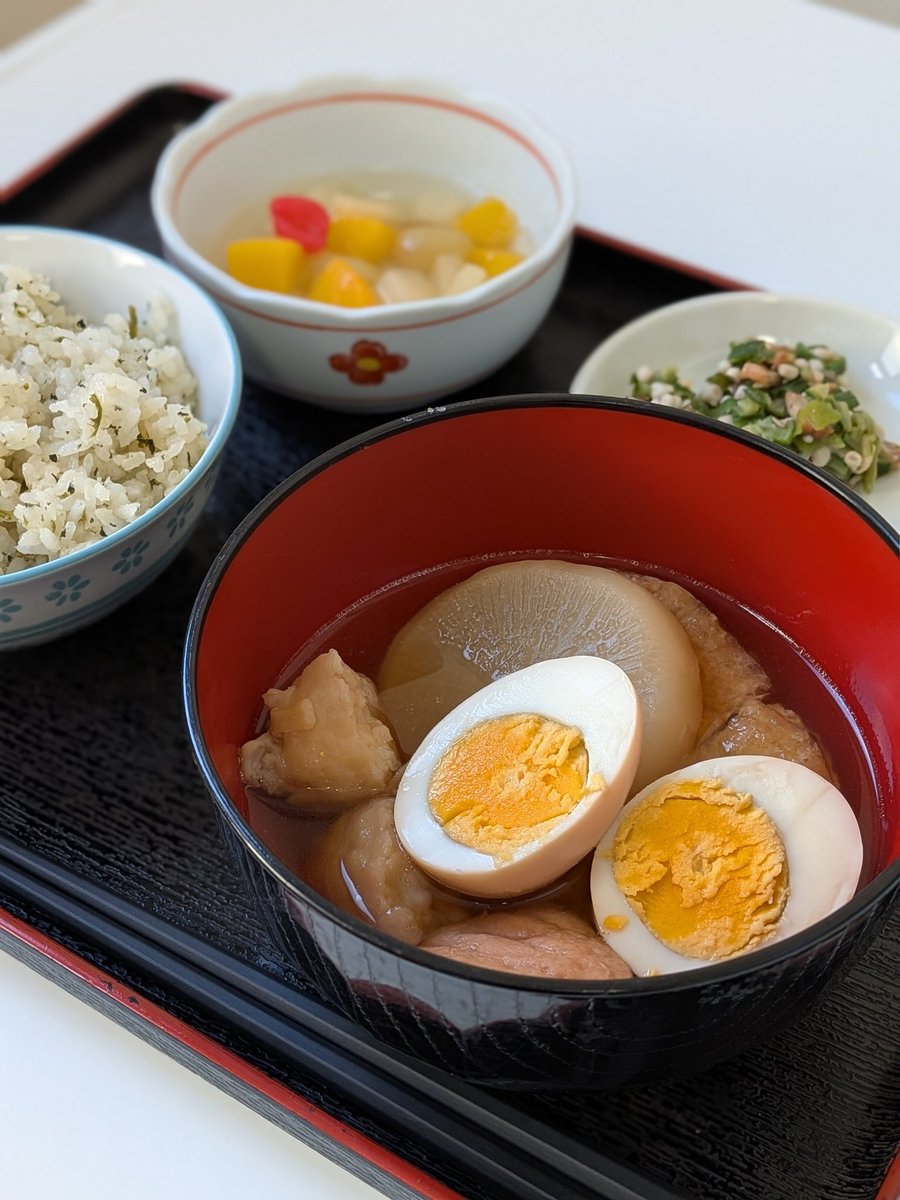 daysashima's tweet photo. 本日のお昼ご飯は…
︎🌟菜めし
︎🌟おでん
︎🌟オクラとベーコンのサラダ
︎🌟フルーツミックス
寒くなりおでんが恋しい季節ですね〜🍢
今日も熱々で美味しそうです🤤

 #川口市  #デイサービス  #通所介護  #昼食  #ランチメニュー https://t.co/PjXMcZFeGj