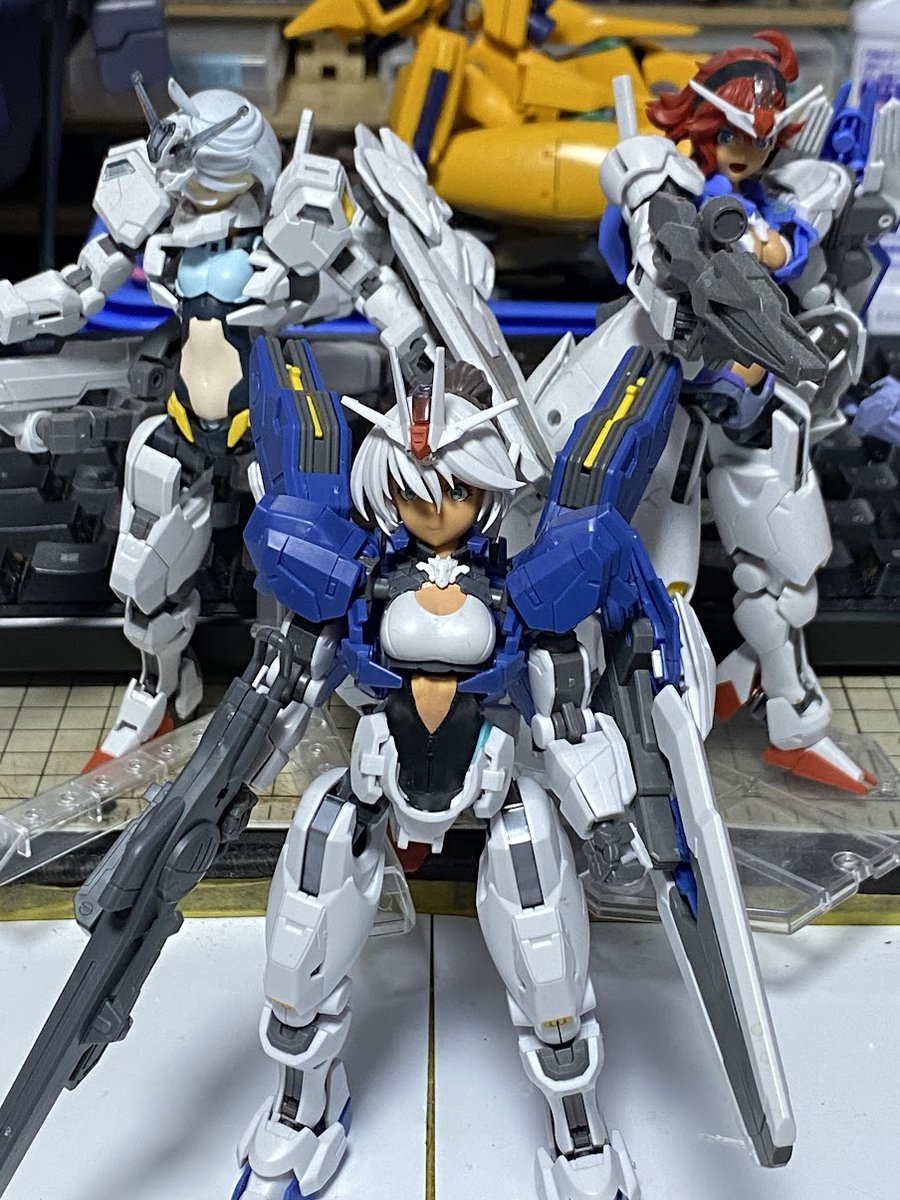 ayakanP's tweet image. エアリアルシリーズ。改修型はまだ仮止め段階なんで粘着ゴムが見えてますが。バラしたらもとに戻せるようにしてるので、どうするかお悩み中。
#ガンプラ #30MS #MS少女