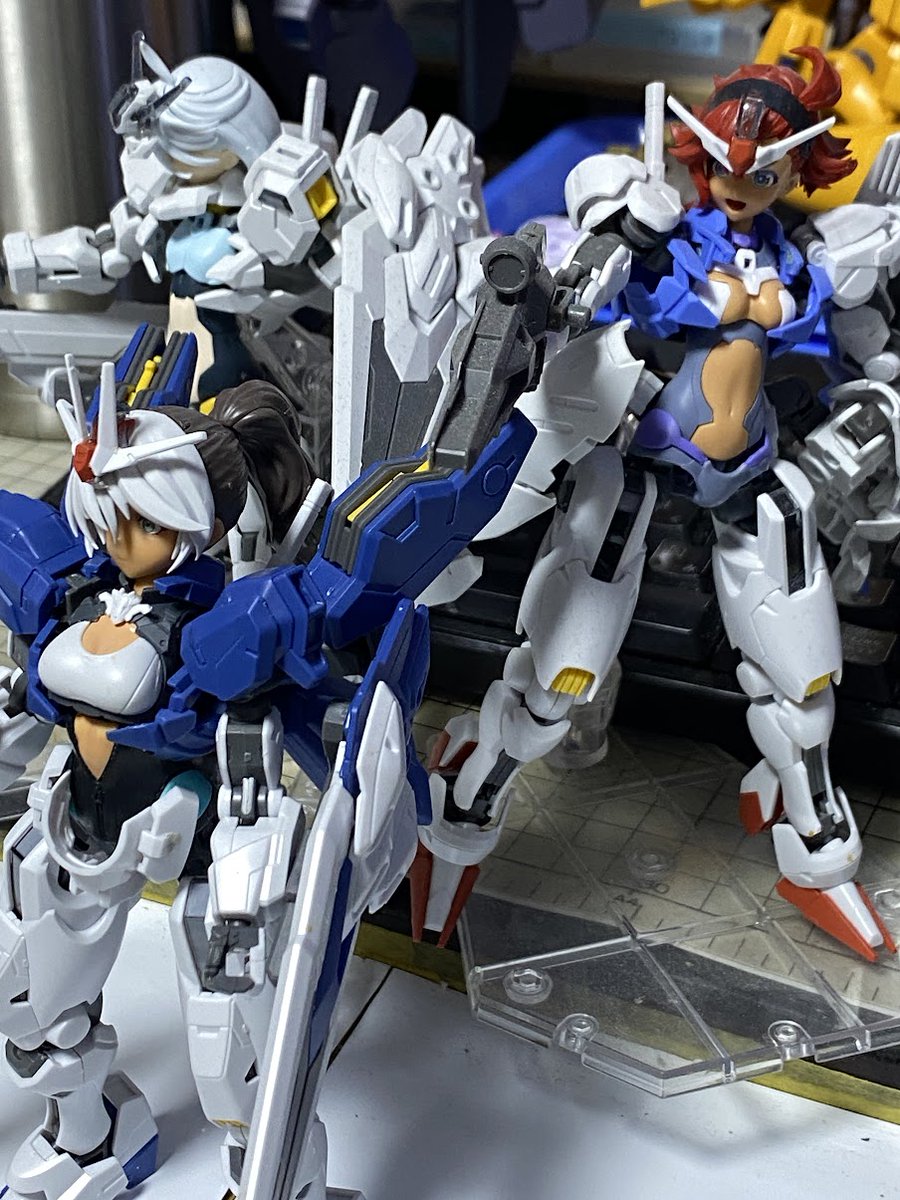 ayakanP's tweet image. エアリアルシリーズ。改修型はまだ仮止め段階なんで粘着ゴムが見えてますが。バラしたらもとに戻せるようにしてるので、どうするかお悩み中。
#ガンプラ #30MS #MS少女