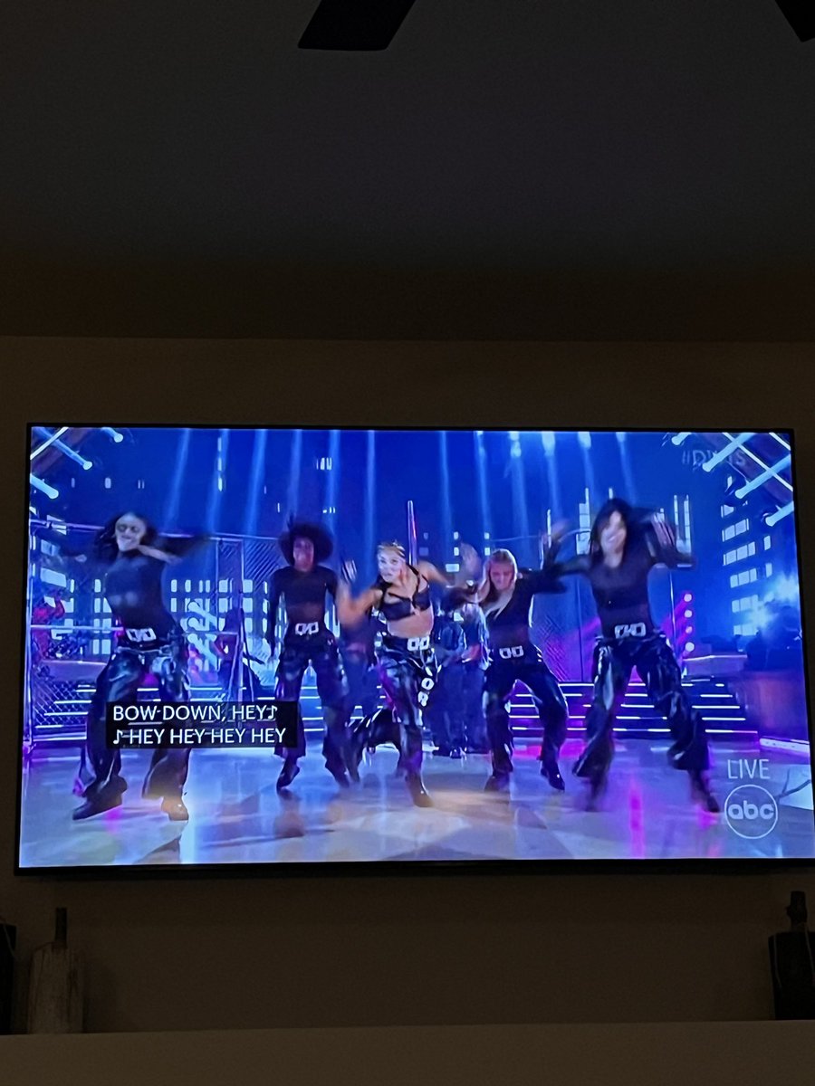 Lcd2902's tweet photo. Is anyone else getting Super Bowl vibes from this dance??🧐

#dwts #jordan https://t.co/ZnmP6YACHh