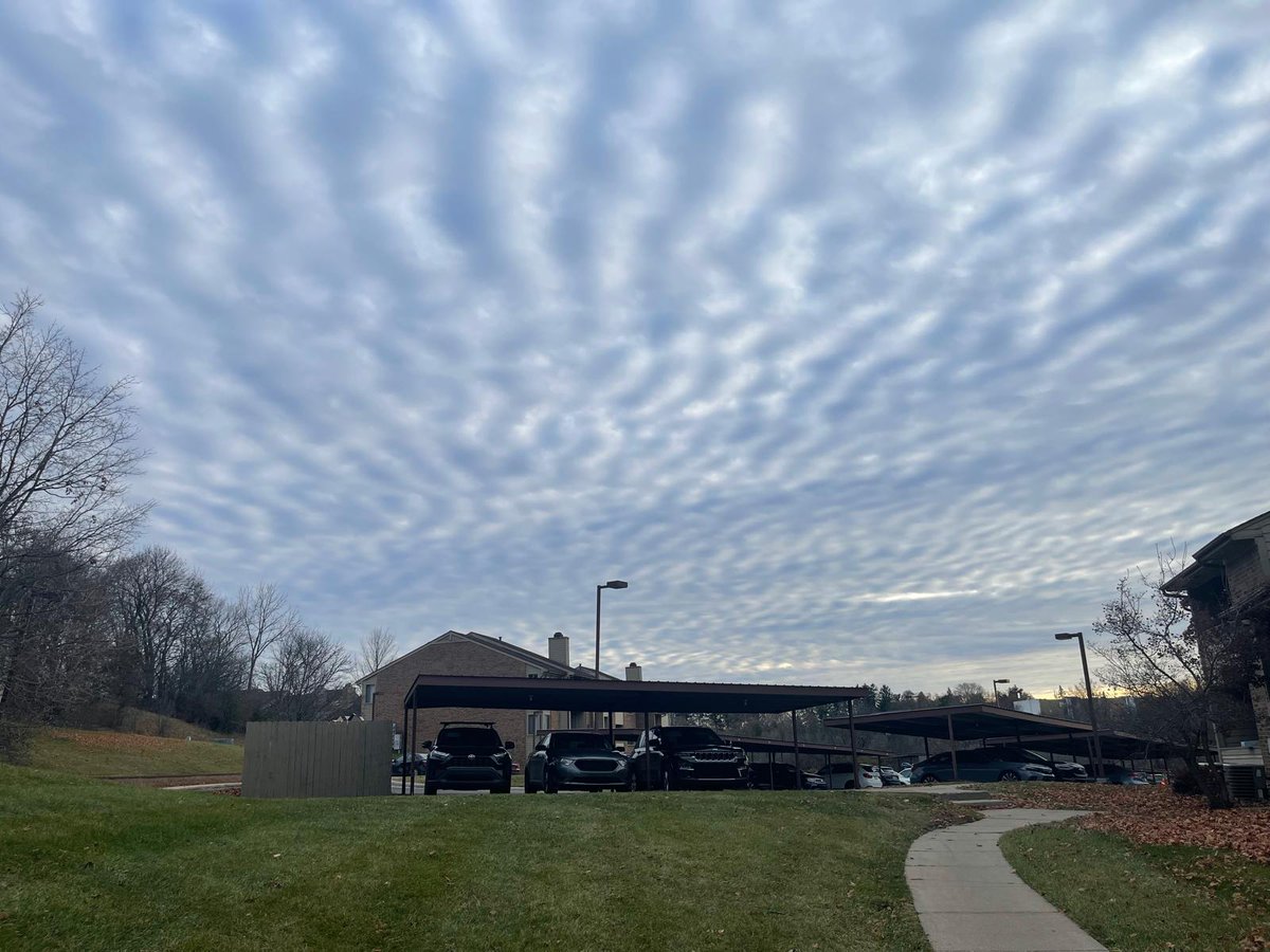 Michael_Loftus3's tweet photo. Clouds gettin' jiggy with it https://t.co/32adkdhyCj