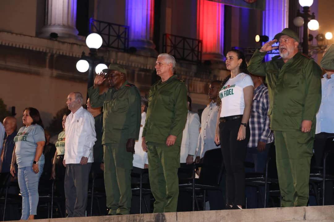 PartidoPCC's tweet photo. La escalinata de la Universidad de La Habana ha sido epicentro de momentos trascendentales de la historia de #Cuba. Esta noche, a ella regresaron los jóvenes con @DiazCanelB al frente para participar en una velada homenaje al Comandante en Jefe. #100AñosConFidel https://t.co/pL828eCckX