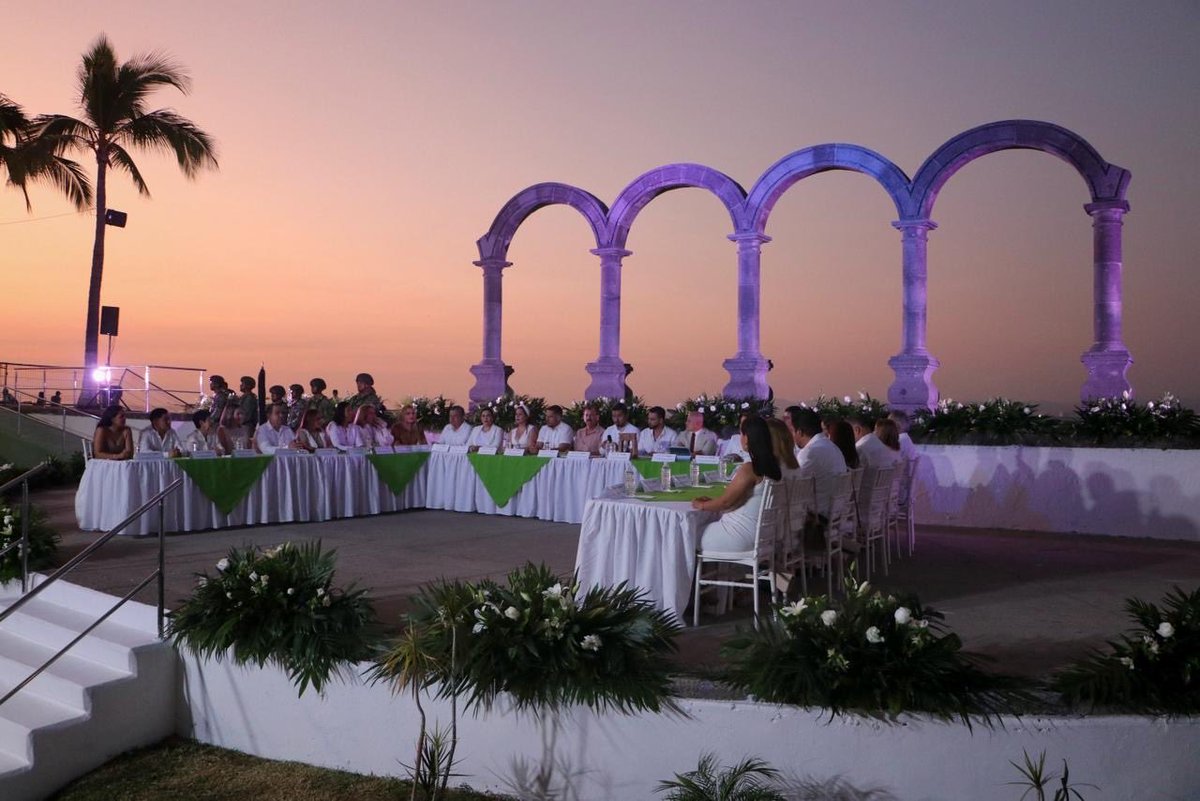 Hoy celebramos la sesión solemne en los Arcos del malecón y estrechamos lazos con Arandas, Jalisco, en un histórico hermanamiento y fortaleciendo el intercambio cultural, turístico y social entre ambas ciudades. 👏🏻