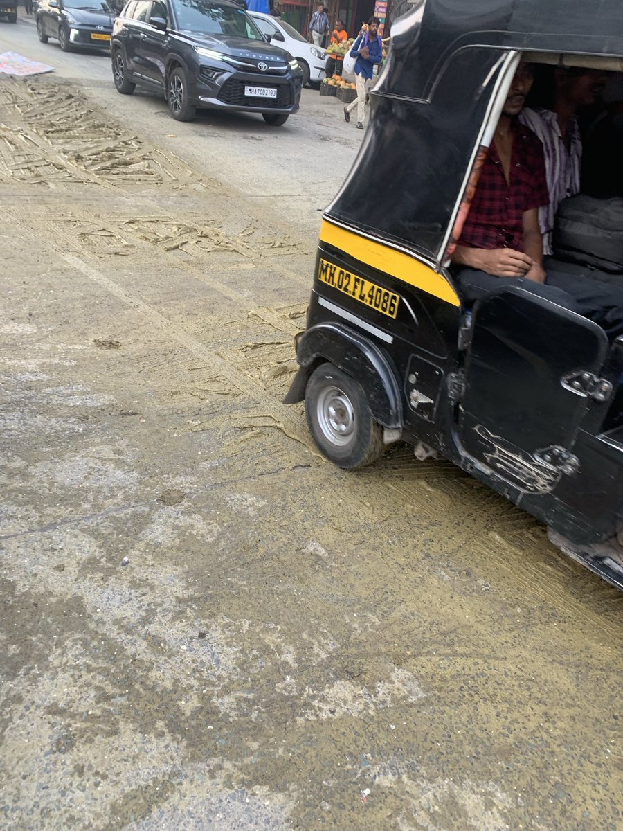 Mukesh4nation's tweet photo. ओल्ड लिंक रोड गणेश नगर नीलकंठ नगर और रूपारेल ऑप्टिमा के बीच के रास्ते का हाल https://t.co/jqekuNMhiu