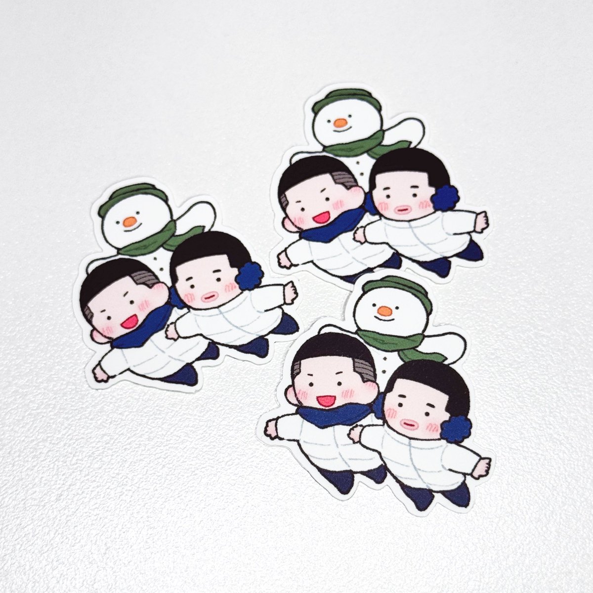 도안 다운로드: drive.google.com/drive/folders/…

양면 코롯토는 아크릴을 두고 양쪽에 인쇄가 들어가서 다른 색을 칠해도 뒷면 도안에 간섭이 없었답니다! 그래서 뒷면은 어웨이를 할 수 있었어요💙🤍
포토프롭 도안으로 완칼 스티커를 만들어봤는데 이것도 깔끔하게 잘 나왔어요 같이 추천드려요 😉