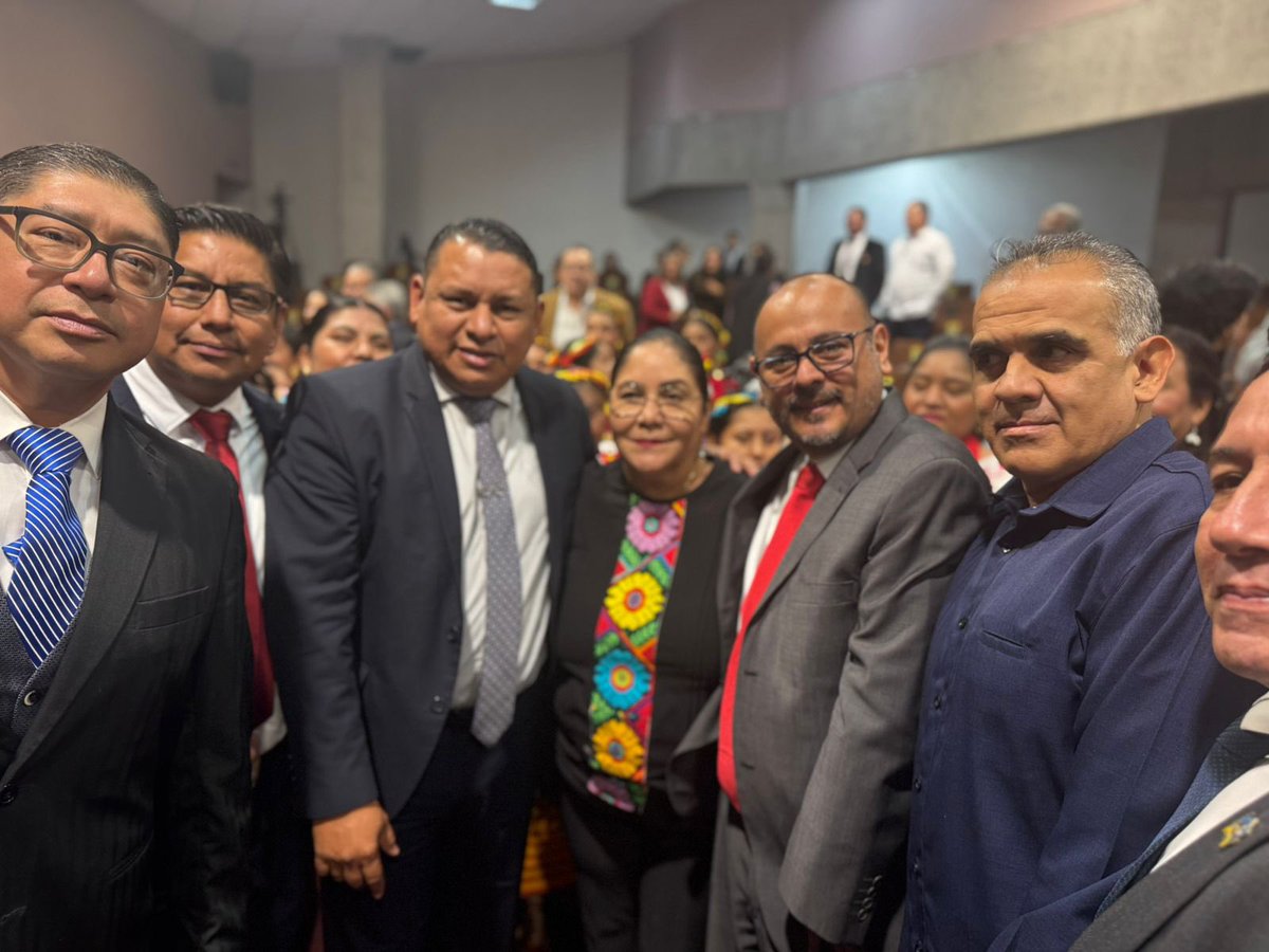 insistemx's tweet photo. Ayer, el Secretario General de INSISTE acompañó a la Secretaria de Educación en su comparecencia ante el Congreso.

En INSISTE construimos puentes sin sumisión y defendemos derechos sin confrontaciones inútiles. https://t.co/anwXXVCUU3
